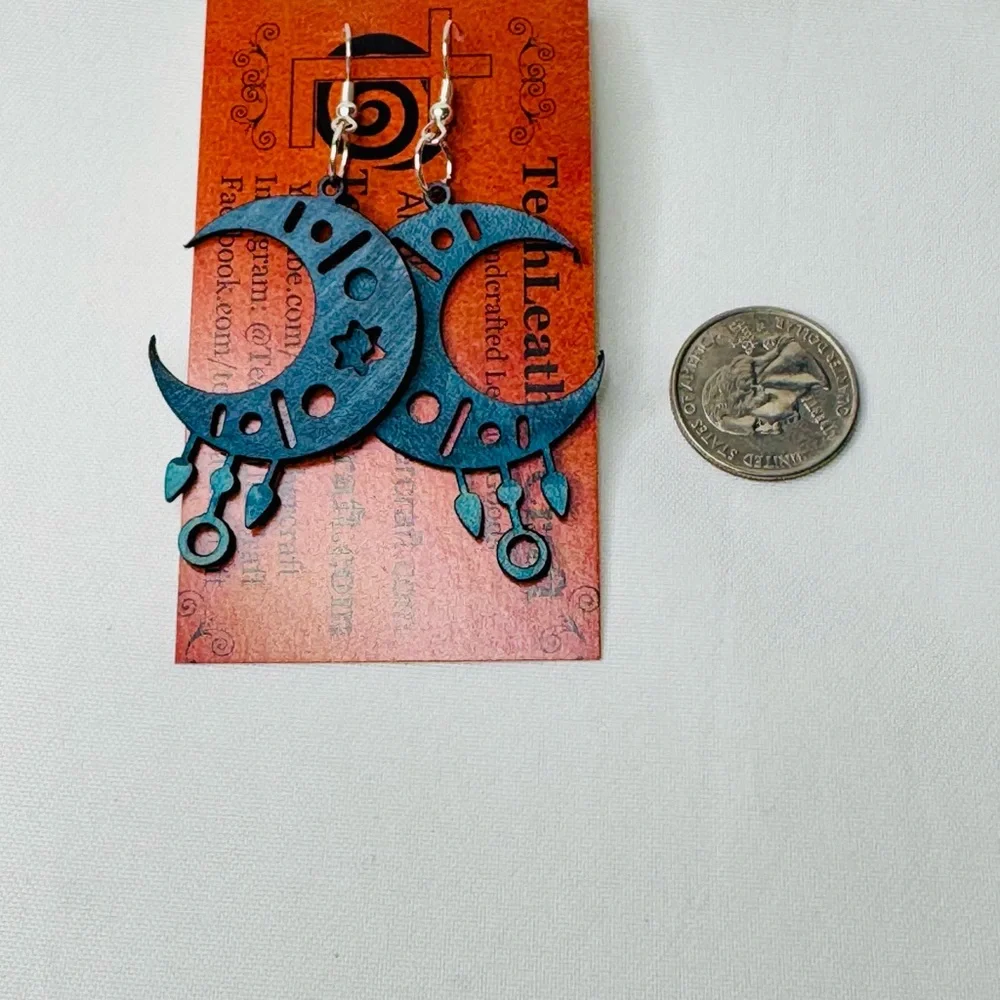 Hand dyed leather earrings moon with star cutout in blues and teal - Picture 5 of 5